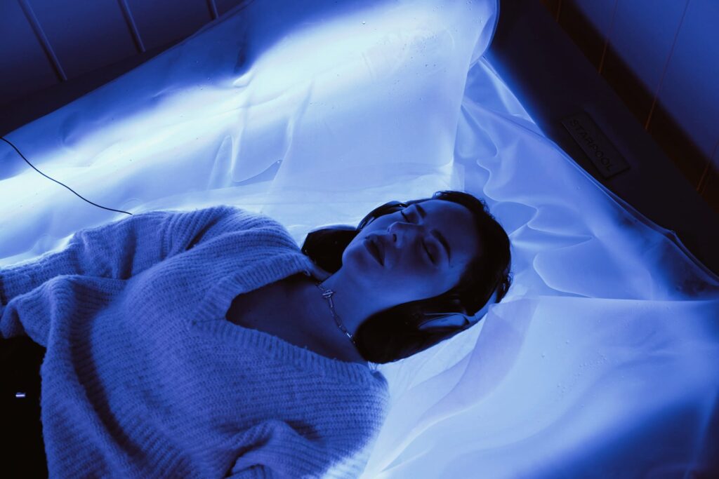 Chica usando el flotarium en seco de VidAfull